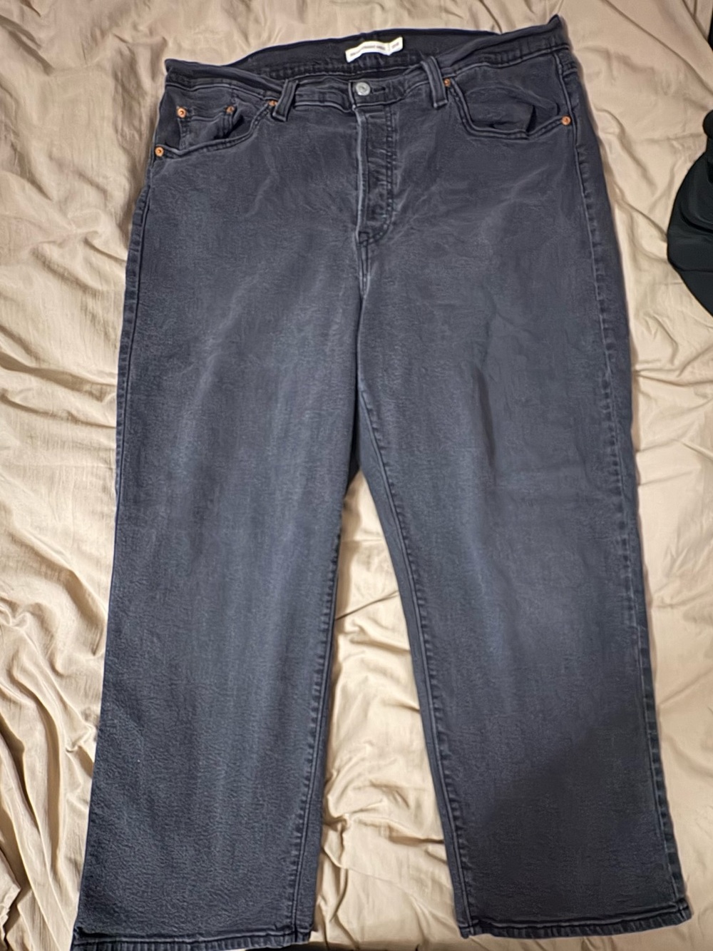 Levi’s Ribcage Straight-Leg Jeans in Charcoal